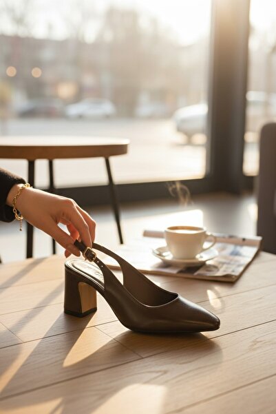 enoch حذاء نسائي بمقدمة مدببة وكعب متوسط ​​الارتفاع وسميك مفتوح من الخلف