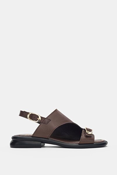 selin shoes صندل نسائي من الجلد الطبيعي بكعب منخفض من Solea مع تفاصيل إكسسوار...