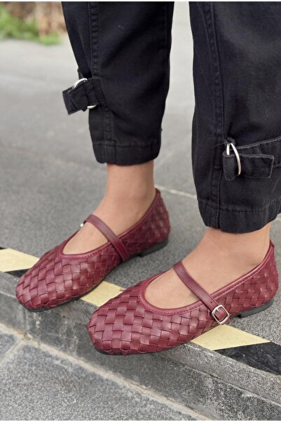 I Love Shoes حذاء روزيل نسائي مسطح من الجلد باللون الأحمر الداكن غير اللامع