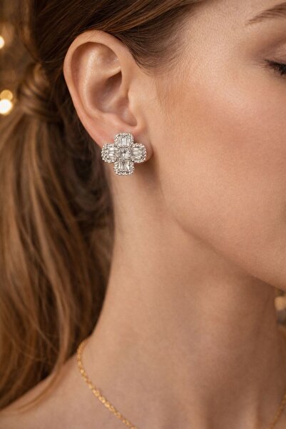 Accessories أقراط فضية على شكل نبات البرسيم مرصعة بحجر الزركون - تصميم أنيق و...