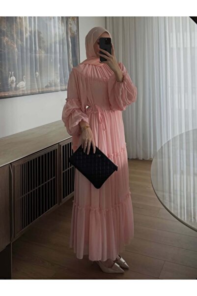 Miraydın Butik فستان شيفون مزين بالكشكشة مع تفاصيل من الدانتيل - وردي