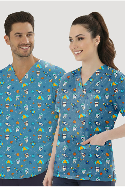 ÇİZGİ MEDİKAL قميص علوي مزين بنمط أسنان رائد الفضاء (قماش قطني ليكرا)