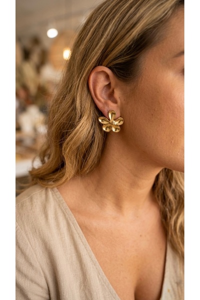 İNN JEWELLERY أقراط ذهبية طراز VIP مع شكل زهرة من الفولاذ
