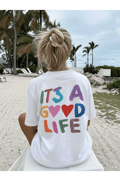 one button إنه تيشيرت فاخر كبير الحجم مطبوع عليه كلمة 'حياة جيدة'