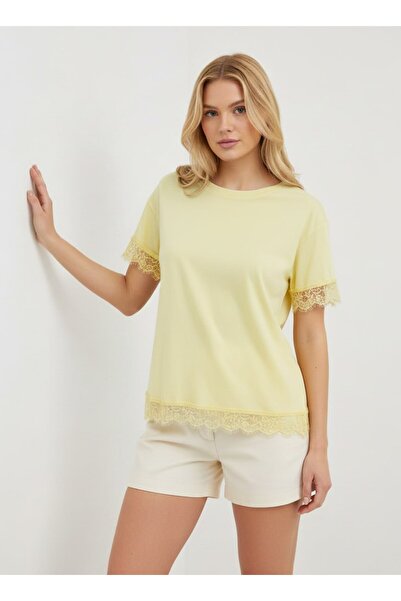 Noi Belis Πλεκτό T-Shirt με δαντέλα και λεπτομέρειες, μεγάλου μεγέθους, με λα...