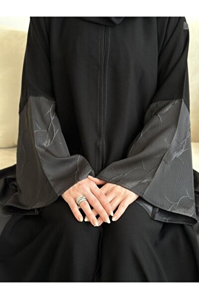 Lamsa عباية تسنيم قماش لمار فخم – عباية سوداء ربع كلوش بتدخيلة جاكار بطقطق مخفي