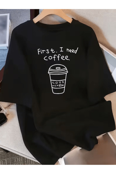 one button أحتاج إلى قهوة أولاً - تيشيرت فاخر كبير الحجم مطبوع