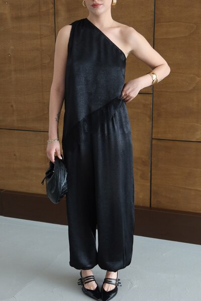 LOKADI Σετ με δαντέλα στον έναν ώμο, σατέν μπλούζα και παντελόνι σαλβάρι