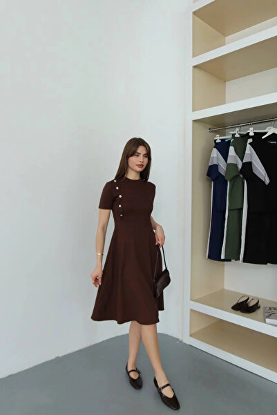 Lusin فستان نسائي بني اللون بتفاصيل أزرار جانبية وياقة دائرية وأكمام قصيرة وط...