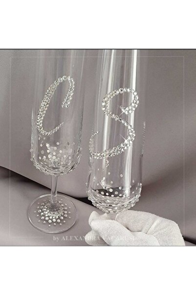 by Alexandra Vacarusi Set of 2 Glasses for the bride and groom, decorated wit...