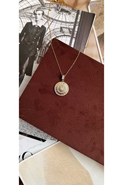 KAD COLLECTION قلادة على شكل ميدالية مرصعة بالأحجار