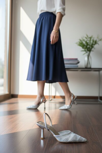 enoch حذاء كلاسيكي بكعب مدبب ومطرز بحجر الكريستال