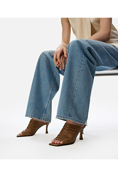 İpekyol Büzgü efektli topuklu deri terlik