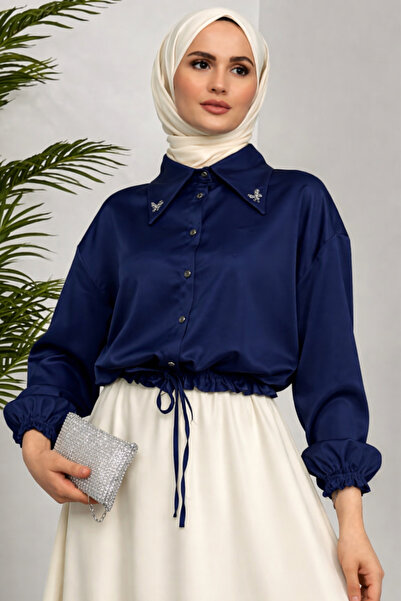 Tesettür Diyarı Σατέν μπλούζα τεσεττούρ με διακοσμημένο γιακά, διακοσμημένα μ...