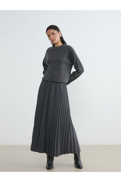 LC Waikiki Pleated skirt with an elastic waistband.