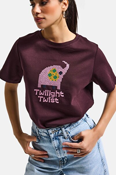 it's basic تي شيرت نسائي بتصميم كبير الحجم بلون بني وعنابي مع تطريز مفصل w5