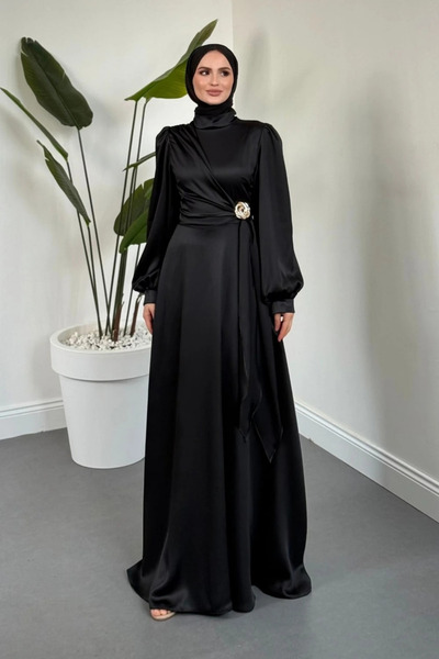 Tesettür Diyarı Crayla Σατέν Βραδινό Φόρεμα με Πλαϊνή Πόρπη - Μαύρο