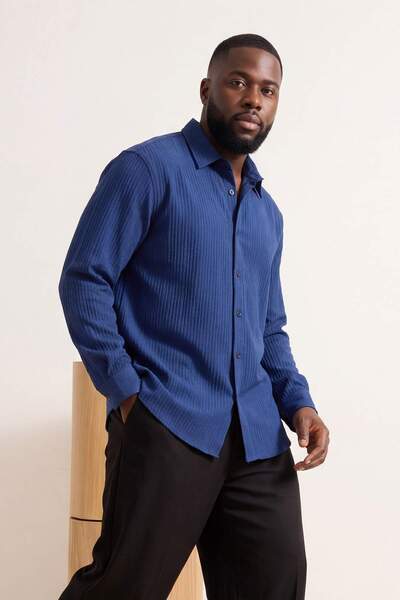 Trendyol Kollektion Marineblaues, normales Herrenhemd in Übergröße TMNSS26AX0...