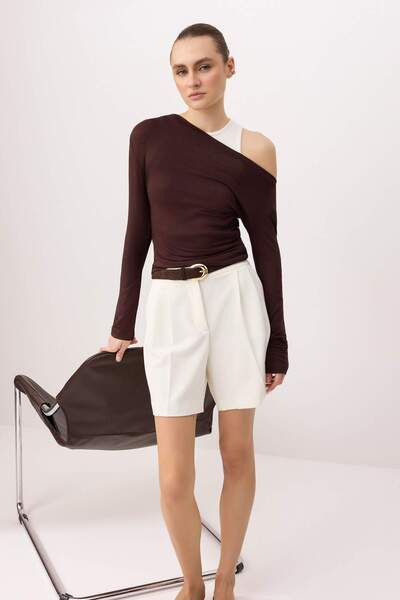 Συλλογή Trendyol Καφέ εφαρμοστή ασύμμετρη μπλούζα με λαιμόκοψη και μακριά μαν...