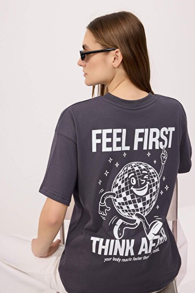 Trendyolmilla  Antrasit Baskılı Oversize/Geniş Kalıp Kısa Kollu Tok %100 Pamuk Örme T-Shirt TWOSS26TS00180