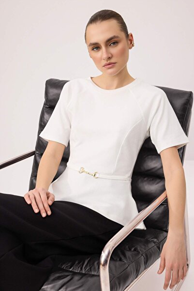 Trendyol Collection بلوزة إكرو بيبلوم بأكمام راجلان قصيرة بتفاصيل أكسسوارات ب...