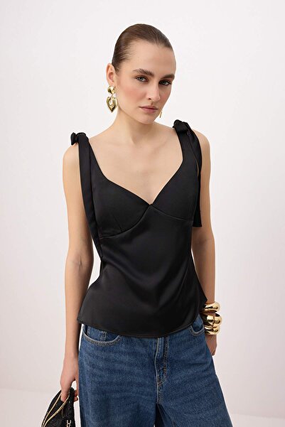 Συλλογή Trendyol Μαύρη μπλούζα πάρτι με λαιμόκοψη καρδιά, αμάνικη, από υφαντό...