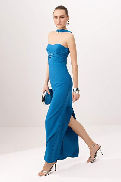 Συλλογή Trendyol Υφαντό μάξι βραδινό φόρεμα με λεπτομέρειες από πλακέ αξεσουά...