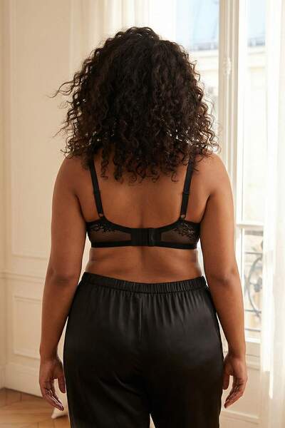 Trendyol Curve Schwarzer Spitzen-BH mit festem Schwammpolster in Übergröße TB...