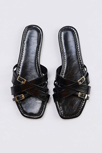 TRENDYOL SHOES Γυναικείες παντόφλες με λεπτομέρεια από μαύρο σταυρωτό λουράκι...