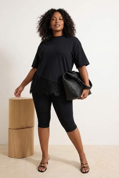 Trendyol Curve Μαύρο T-shirt με λεπτομέρεια στο τελείωμα Δαντέλα και μεγάλο μ...