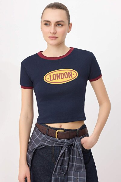 Συλλογή Trendyol Μπλουζάκι σε μπλε ναυτικό χρώμα, εφαρμοστό, με στάμπα, κοντο...