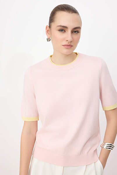 Συλλογή Trendyol Απαραίτητα για την Ντουλάπα: Ροζ Πλεκτή Μπλούζα με Λαιμόκοψη...