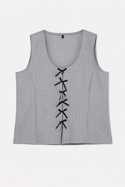 Trendyol Curve Grau gestreifte Interlock-Bluse mit Schleifendetail, gestrickt...