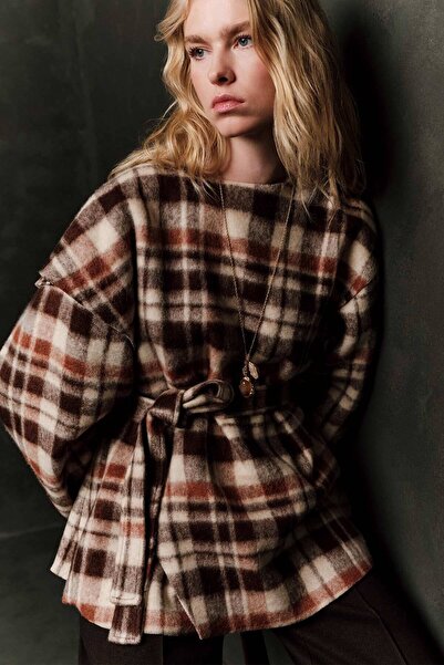 Manuka شال منقوش بتفاصيل دقيقة باللون البني