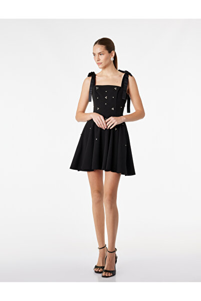 Koton Μίνι φόρεμα από ύφασμα κρεπ σκούμπα με λεπτομέρεια από πέτρα και φιόγκο...