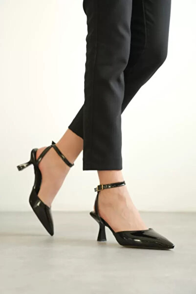 Belinora Γυναικεία μαύρα λουστρίνια παπούτσια με τακούνι TR03MS02A