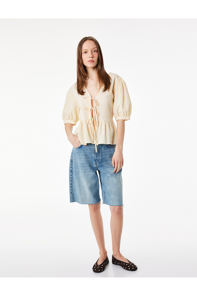 Koton Άνετη εφαρμογή, μπλούζα με λεπτομέρεια δεσίματος, υφή και μανίκια μπαλό...