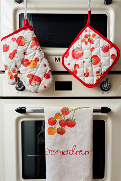 Rakle Pomodoro Oven Gloves and Holder Set