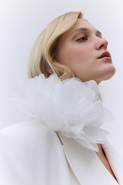 Manuka Βραδινό φόρεμα καρφίτσα με πολύχρωμο λουλούδι εκρού