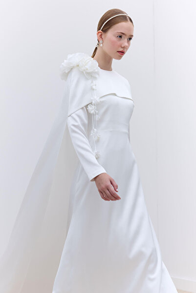 Manuka Ecrufarbenes Abendkleid – mit Umhang und Blumendetail