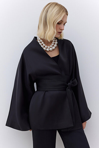 Manuka Μαύρο σατέν κιμονό με ζώνη