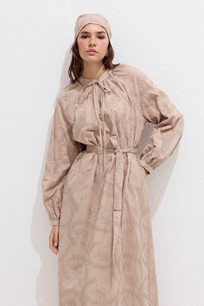 Manuka Beigefarbenes, gefüttertes, kariertes Kleid