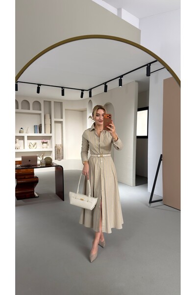 Sezgi Tekin Ριγέ φόρεμα πουκάμισο με κοψίματα σε σχήμα καμπάνας από βιζόν