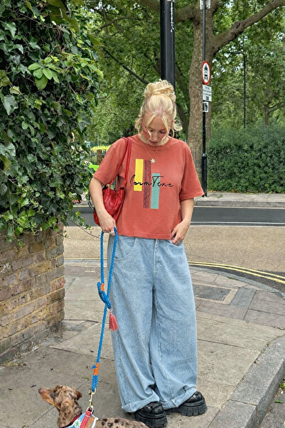 Sheesy MOWM FEMME Crop T-Shirt με ζώνη πάνω από το μπλουζάκι