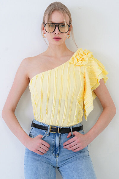 Trend Alaçatı Stili Κίτρινη μπλούζα με λεπτομέρεια στον έναν ώμο