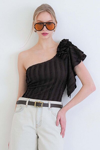 Trend Alaçatı Stili Γυναικεία μπλούζα με έναν ώμο σε καφέ ανοιχτό χρώμα με λε...