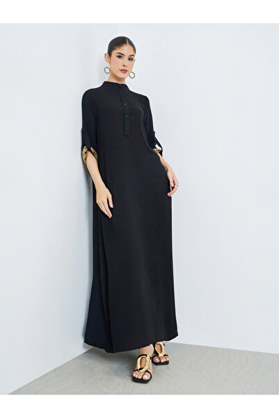 Amirah By Styli جلابية سوداء بياقة قائمة وأكمام مطرزة