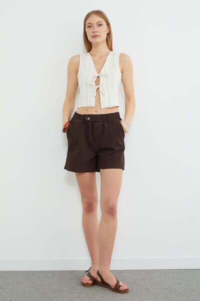 Fulla Moda شورت من قماش الغباردين مع أزرار وحزام خصر مطاطي