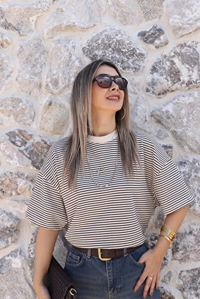 bytugcekaya Εκρού-καφέ ριγέ μπλουζάκι με χοντρό γιακά