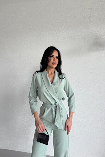 KAMACI BUTİK Kruvaze Collar Belted Jumpsuit